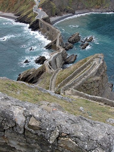 Gaztelugatxe - aby się wspiąć na szczyt wyspy trzeba pokonać 237 stromych stopni
