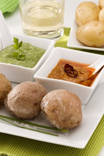 Papas arrugadas czyli pomarszczone ziemniaczki z salsą mojo verde lub mojo picón to klasyczna potrawa z kuchni kanaryjskiej