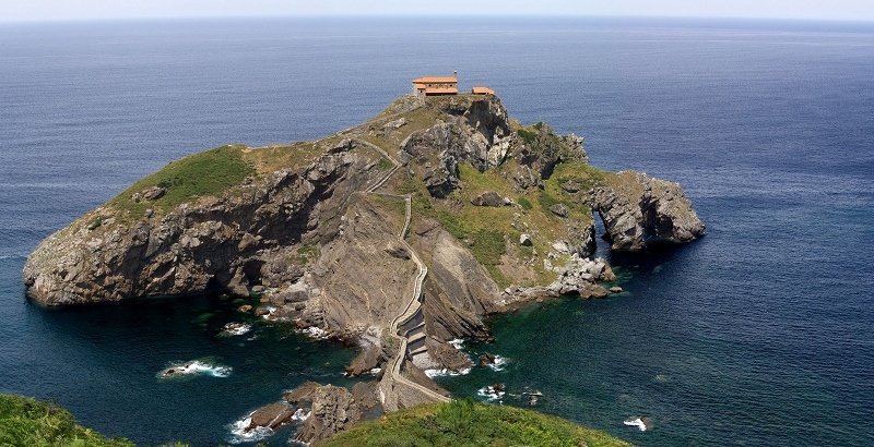 Gaztelugatxe - malownicza wysepka z kościołem na wybrzeżu Kraju Basków