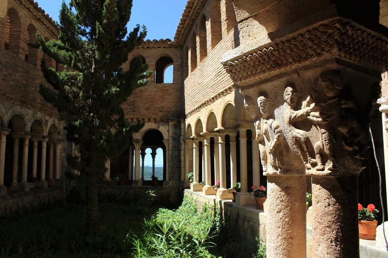 Alquezar - dziedziniec kościoła Colegiata de Santa María la Mayor