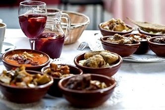 Tapas, czyli niewielkie przekąski, to esencja andaluzyjskiej kuchni