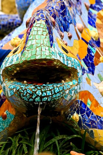 Park Guell w Barcelonie - rzeźba przedstawiająca salamandrę lub smoka