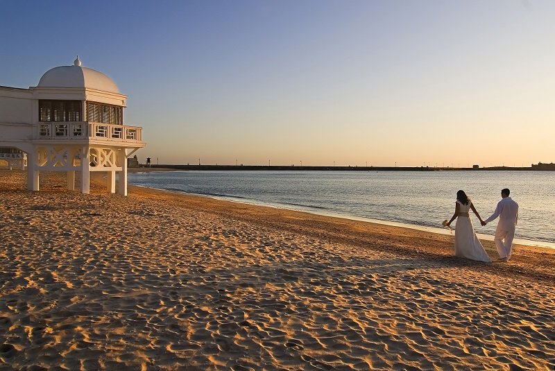 La Caleta w Kadyksie to badzo kameralna plaża w dosłownym i niedosłownym znaczeniu