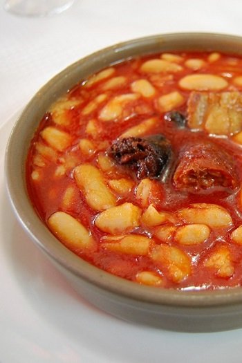Fabada - słynne danie jednogarnkowe z Asturii