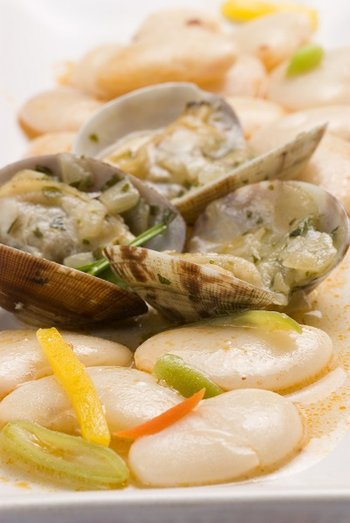 Kuchnia Asturii - małże z białą fasolą czyli fabes con almejas