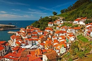 Cudillero - wioska rybacka i port na wybrzeżu Costa Verde w Asturii (Hiszpania)
